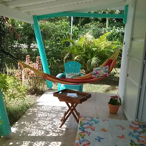  Hébergement de vacances Cajou Dans Domaine Tropical Ventilé à Sainte-anne Guadeloupe